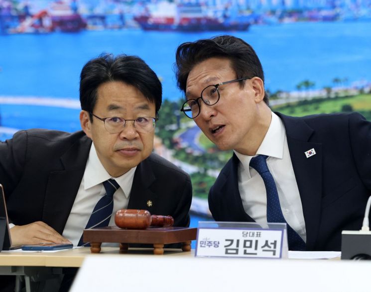 김민석 더불어민주당 대표가 16일 부산 동구 민주당 부산시당에서 열린 최고위원회에서 박홍배 부산시당위원장과 대화하고 있다. 연합뉴스