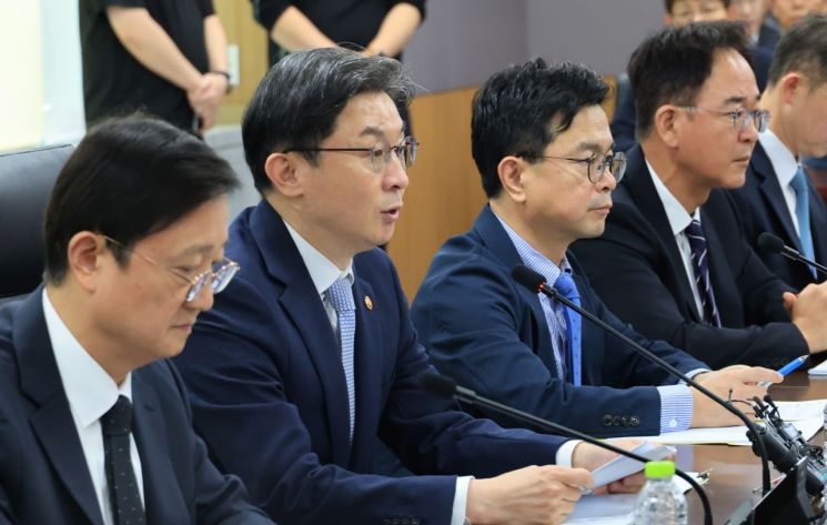 이억원 금융위원장이 지난 4일 오후 정부서울청사에서 열린 최근 금융권 침해 위협 대응을 위한 '전 금융권 긴급 점검회의'에서 발언하고 있다. 연합뉴스