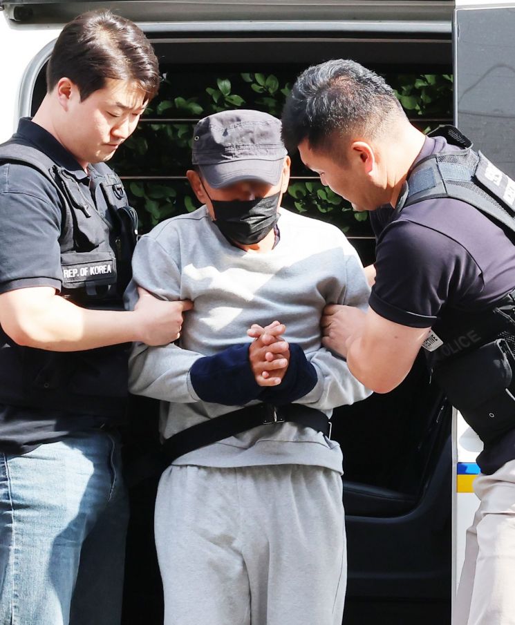 인천 대형 상업시설에서 흉기를 휘둘러 8명을 다치게 한 50대가 16일 인천 미추홀구 인천지방법원에서 열린 구속 전 피의자심문(영장실질심사)에 출석하고 있다. 연합뉴스