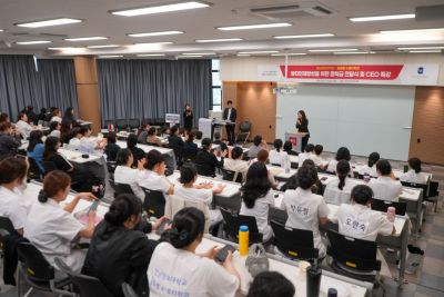 이은희 에스테틱 대표가 글로벌K뷰티학과 재학생들을 대상으로 현장 실무 노하우 전수를 위한 CEO 특강을 진행하고 있다. 경남정보대 제공