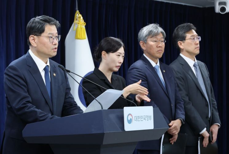 김용수 국무조정실 2차장이 16일 서울 종로구 정부서울청사에서 열린 제1차 주택공급 정례브리핑에서 국무조정실과 국토교통부의 주택공급 대책 이행 상황 및 주요 추진 성과에 대해 브리핑하고 있다. 연합뉴스