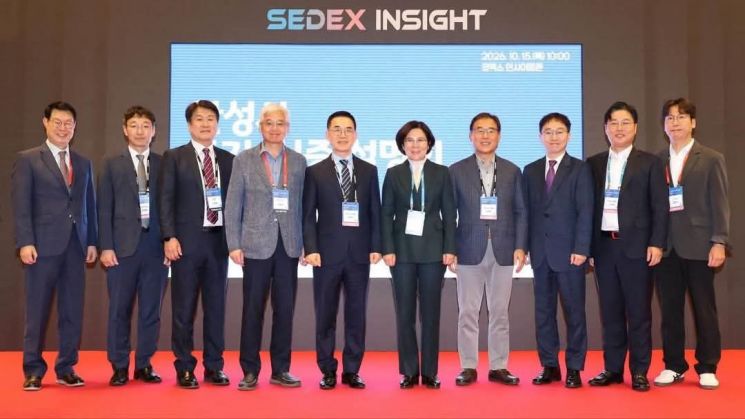 김보라 경기 안성시장(오른쪽 다섯 번째)이 지난 15일 서울 코엑스에서 열린 ‘반도체대전(SEDEX 2026)’ 안성시 홍보관을 방문해 기념촬영을 하고 있다. 김보라 시장 페이스북 캡처