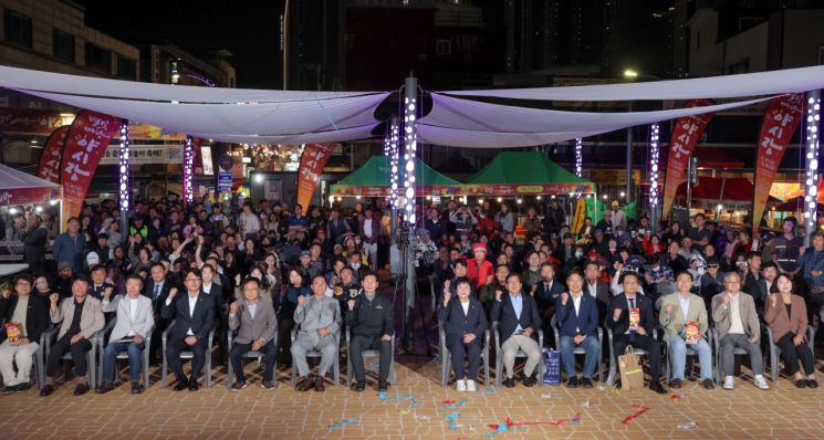 이상일 시장과 제8회 용인중앙시장 별빛마당 야시장 개막식 참석자들이 16일 용인중앙시장에서 기념사진을 찍고 있다. 용인시 제공