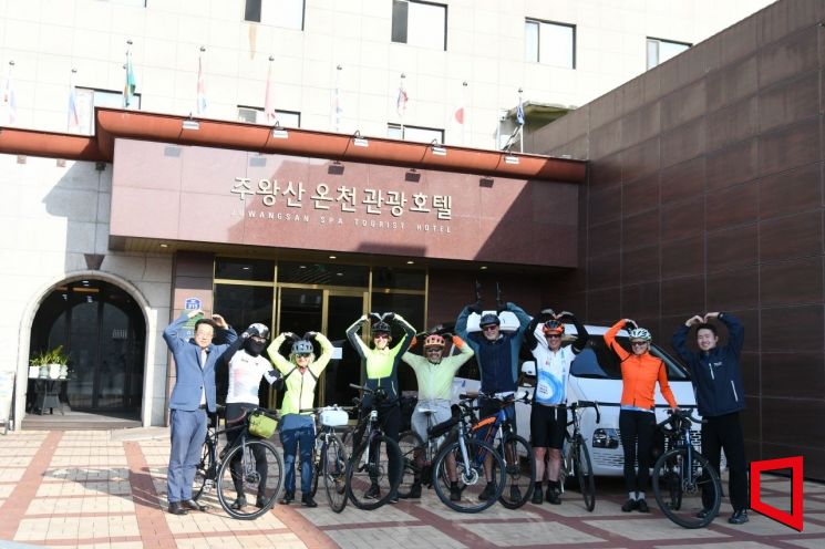 2차 라이더 들이 출발전 호텔 지사장과 기념촬영 하고 있다[사진=권병건 기자]