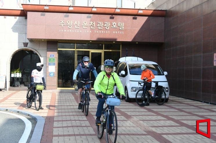 캐나다인 여성, 남성 라이더가 가슴속 자연을 담기 위해 출발하고 있다[사진=권병건 기자]