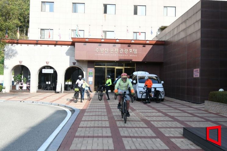 이 사람 캐나다인 남성 라이더는 다리에 장애가 있음에도  일반인처럼 힘찬 산소카페 청송의 가을을 담기 위해 출발 하고 있다[사진=권병건 기자]