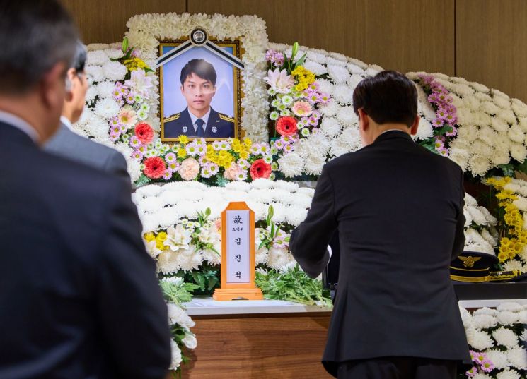 이재명 대통령이 17일 경기도 순천향대학교 부천병원 장례식장에 마련된 고(故) 김진석 소방위의 빈소를 조문하고 있다. 2026.10.17 연합뉴스