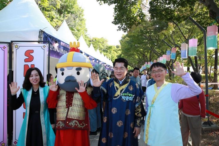 박준희 관악구청장(오른쪽 두 번째)이 ‘2026 관악강감찬축제’에서 강감찬 캐릭터와 함께 기념촬영을 하고 있다. 관악구 제공.