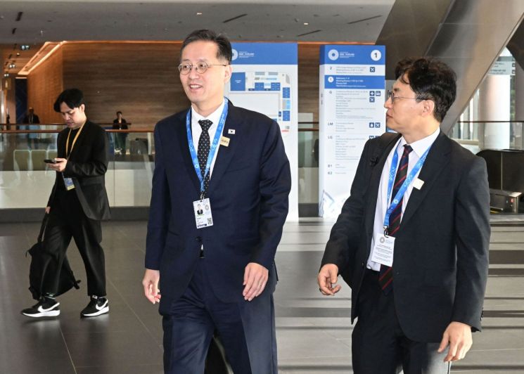 이형일 부총리 "반도체 호황, 적어도 내년까지는 간다"