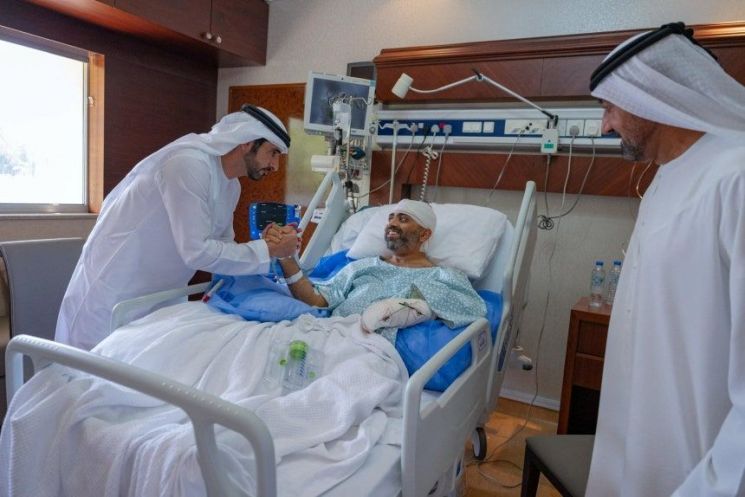 함단 빈 모하메드 알 막툼 UAE 두바이 왕세자(왼쪽)가 입원 치료 중인 스미트 마차르 플라이두바이 기장을 방문한 모습. AP연합뉴스