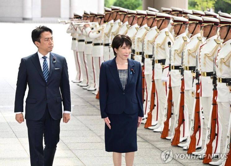 지난 9월2일 다카이치 사나에 일본 총리(오른쪽)가 고이즈미 신지로 방위상(왼쪽)과 함께 도쿄 방위성에서 자위대지휘관간부회동에 출석하고 있다. 연합뉴스.