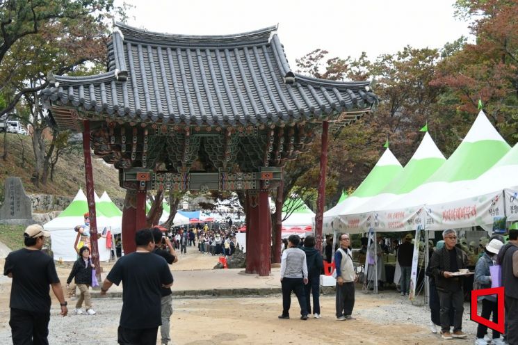 고운사 일원에서 열린 '제4회 고운문화제 및 사찰음식축제'에서 사찰음식 시연과 체험하려는 관람객 및 신도들이다[사진=권병건 기자]