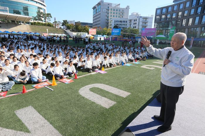 지난 17일 한양대에서 열린 극동방송 창사 70주년 기념 홈커밍데이에 김장환 이사장 겸 목사가 대회 시작을 알리고 있다. 극동방송
