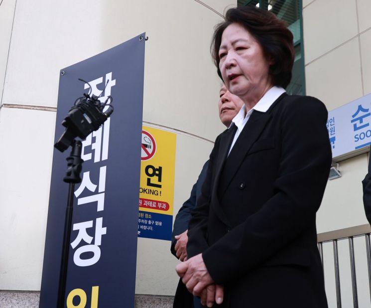 추미애 경기도지사가 17일 경기도 부천 공장 화재로 순직한 고(故) 김진석 소방위의 순천향대 부천병원 빈소 앞에서 발언하고 있다. 연합뉴스