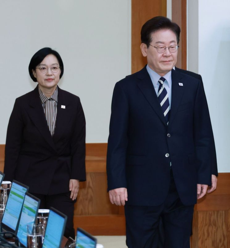 이재명 대통령과 한성숙 총리가 13일 청와대에서 열린 국무회의에 입장하고 있다. 2026.10.13 연합뉴스