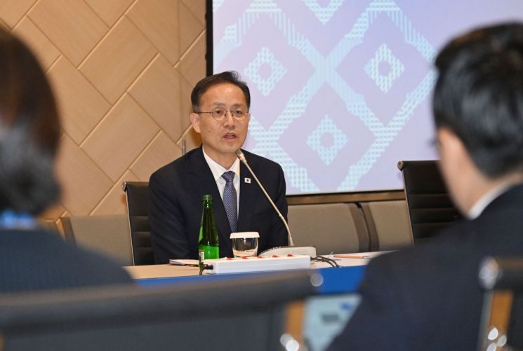 국제통화기금(IMF)/세계은행(WB) 연차총회 및 주요 20개국(G20) 재무장관·중앙은행 총재 회의, 주요 7개국(G7) 재무장관·중앙은행 총재 회의 참석차 태국 방콕을 방문한 이형일 부총리 겸 재정경제부 장관이 10월 16일(현지시간) 출입기자단과 간담회를 갖고 있다. 재정경제부.