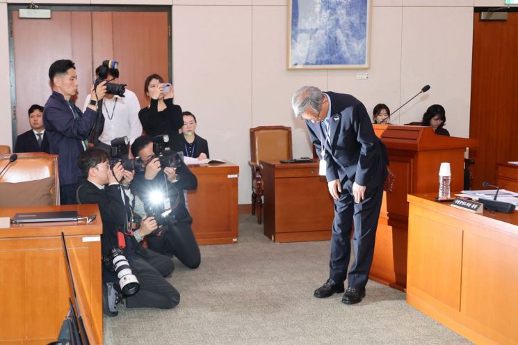 유홍준 국립중앙박물관장이 19일 국회에서 열린 문화체육관광위원회 국정감사에서 업무보고를 하기에 앞서 개인 소장품 전시를 둘러싼 논란에 고개 숙여 사과하고 있다. 연합뉴스