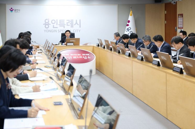 이상일 용인특례시장이 19일 간부공무원회의에서 반도체고 건립 준비에 최선을 다할 것을 주문하고 있다. 용인시 제공