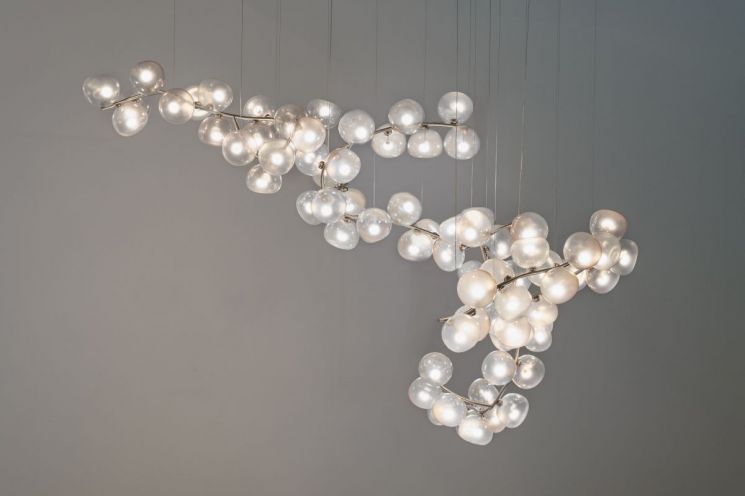 지오파토 앤드 쿰스의 ‘Maehwa Chandelier custom’(2026). 매화가 피는 순간에서 착안해 무라노 유리 구체를 꽃봉오리처럼 배열하고, 빛과 미세한 색조의 변화를 담아냈다. 지오파토 앤드 쿰스