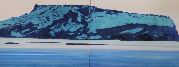 박성배의 ‘MOVE(청록산수)’(2026). 장지에 수묵채색으로 성산일출봉과 바다를 청록의 색면으로 단순화해, 제주 풍경을 재현보다 사유의 대상으로 옮긴 작품이다. 제주갤러리