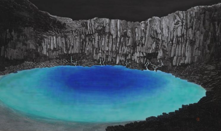 박성배의 ‘MOVE(천제연)’(2026). 장지에 수묵채색으로 천제연의 짙은 암벽과 푸른 물을 대비시켜, 물이 품은 시간과 자연의 깊이를 담아냈다. 제주갤러리