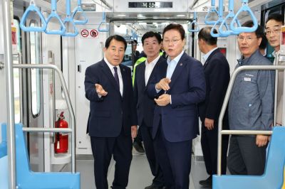 양산도시철도 현장 점검하는 박완수 경남도지사와 나동연 양산시장(왼쪽). 양산시 제공