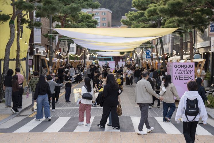 지난 16일 카카오 프로젝트 단골의 신규 사업 '곳곳'이 열리는 충남 공주시 제민천 일대에서 관광객들이 플리마켓 부스를 살펴보고 있다. 카카오