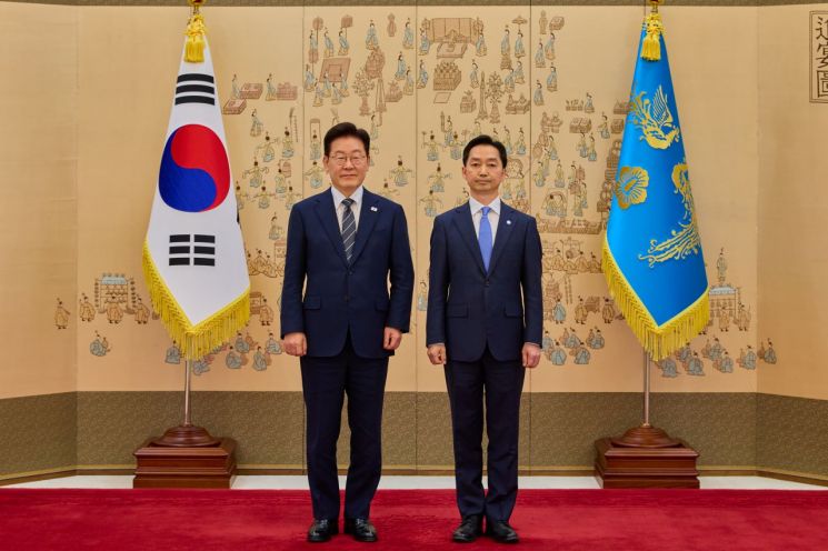 이재명 대통령이 19일 청와대에서 김지용 중대범죄수사청장에게 임명장을 수여한 후 기념촬영을 하고 있다. 2026.10.19 연합뉴스