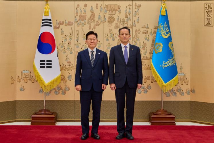 이재명 대통령이 19일 청와대에서 이형일 부총리 겸 재정경제부 장관에게 임명장을 수여한 뒤 기념촬영을 하고 있다. 2026.10.19 연합뉴스
