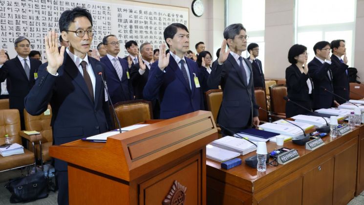 정용환 서울광역공소청장 직무대리가 19일 국회 법제사법위원회에서 열린 서울고검 등에 대한 국정감사에 출석해 증인 선서를 하고 있다. 연합뉴스