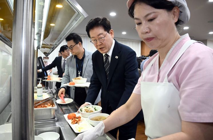 이재명 대통령이 19일 언론인들의 취재 공간인 청와대 춘추관 식당을 찾아 오찬 배식을 받고 있다. 2026.10.19 연합뉴스