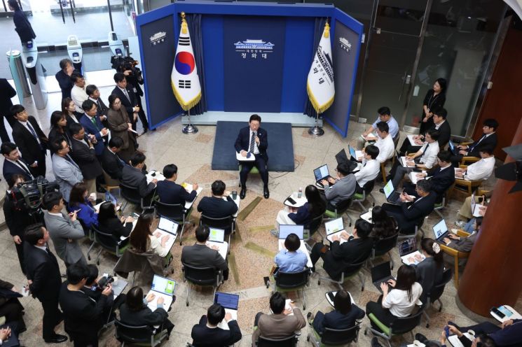 이재명 대통령이 19일 언론인들의 취재 공간인 청와대 춘추관 로비에서 기자들과 간담회를 하고 있다. 2026.10.19 연합뉴스