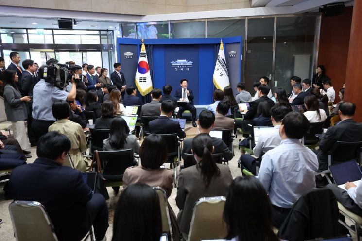 李대통령 "SNS는 목숨줄, 없었으면 악의 가진 포화 견뎠겠나"