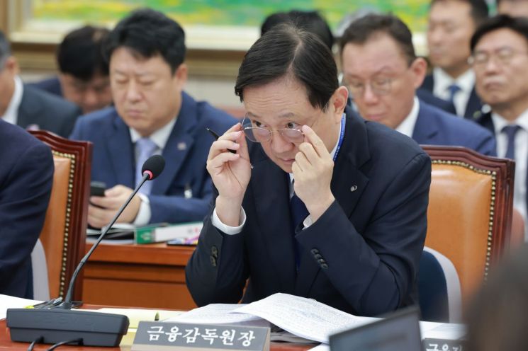 국감에서 정무위원 질의를 듣는 이 원장. 연합뉴스