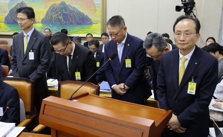 이환주 KB국민은행장(왼쪽)을 비롯한 시중은행장들이 19일 국회 정무위원회의 금융감독원 등에 대한 국정감사에서 국민의힘 박성훈 의원의 질의에 답하지 못한 채 두 손을 모으고 자리로 이동하고 있다.    왼쪽부터 강태영 NH농협은행장, 이호성 하나은행장, 정진완 우리은행장, 정상혁 신한은행장, 이환주 KB국민은행장. 연합뉴스