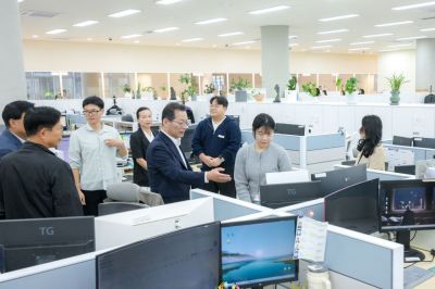 손훈모 순천시장이 신청사 세정과를 방문해 격려하고있다. 순천시 제공