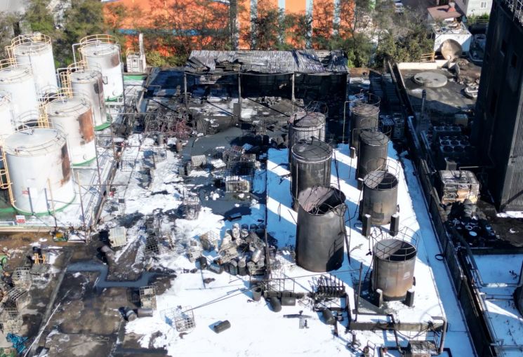 14일 울산시 울주군 온산읍 학남리 한 화학제품 제조업체에서 난 불이 진화된 후 검게 탄 위험물 저장 탱크가 보이고 있다. 반대편은 화재 피해를 입지 않은 탱크들. 연합뉴스
