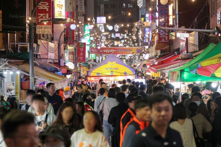 용인특례시 별빛마당 야시장을 찾은 시민들 모습. 용인시 제공