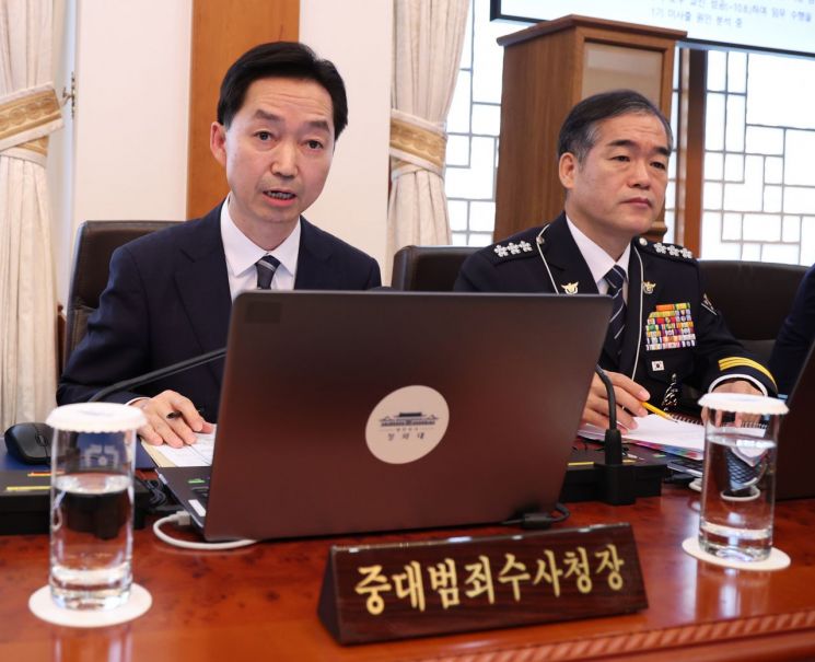 김지용 중대범죄수사청장이 20일 이재명 대통령 주재로 청와대에서 열린 국무회의에서 인사말을 하고 있다. 오른쪽은 김종철 경찰청장 직무대행. 2026.10.20 연합뉴스