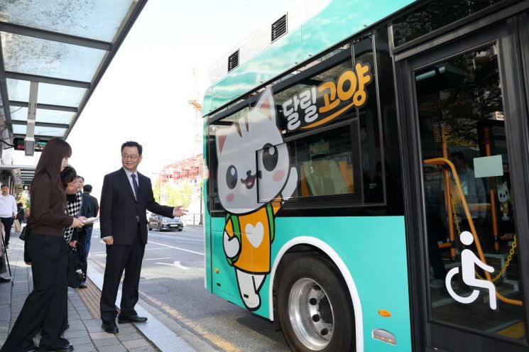 민경선 고양특례시장이 자율주행버스 ‘달릴고양’을 시민들에게 홍보하고 있다. 고양시 제공