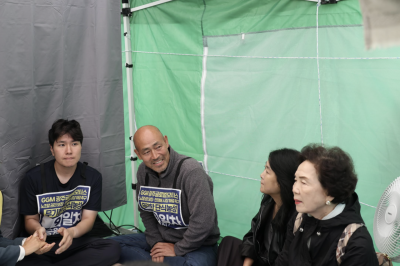 금속노조 광주전남지부장과 GGM지회 사무장이 단식 농성을 하고 있다. GGM 제공