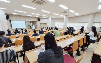 참여자 대상 재무특강. 신라대 제공