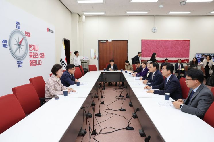 대한민국교육감협의회(오른쪽)가 국회를 방문해 정부의 '지방교육재정교부금법 일부개정법률안' 추진에 대한 우려를 표하고 있다. [사진제공=경남교육청]