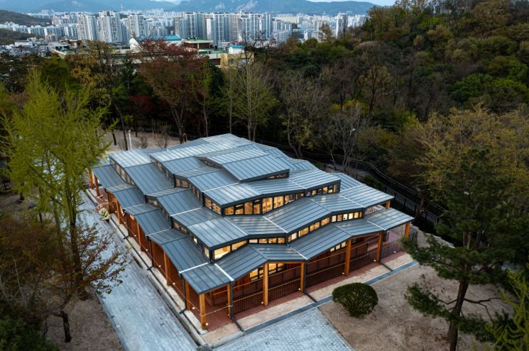 가동이 중단된 목재 파쇄장 부지에 2023년 문을 연 오동숲속도서관. 성북구 제공.