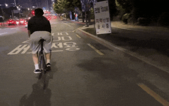 브레이크가 없는 픽시 자전거는 급정지할 때 뒷바퀴를 일부러 미끄러뜨려 속도를 줄이는 이른바 '스키딩' 방식이 사용된다. 경인방송