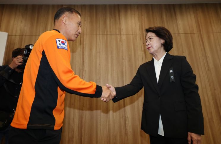 추미애 경기도지사가 20일 경기도 수원시 경기도청에서 간담회에 참석하는 전국공무원노동조합 소방본부 소방관들과 악수하고 있다. 연합뉴스