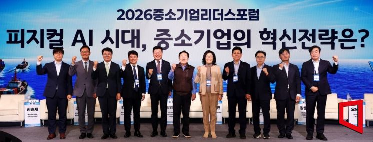 중소기업중앙회는 21일 롯데호텔 제주에서 재정경제부와 함께 '피지컬 AI 시대, 중소기업의 혁신전략은?'을 주제로 정책토론회를 개최했다. 김기문 회장(왼쪽 6번째)과 박영선 재정경제부 전략경제자문단 위원장(왼쪽 7번째) 등 참석자들이 기념촬영을 하고 있다. 중기중앙회