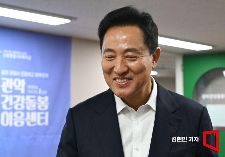 오세훈 서울시장이 21일 서울 관악구 관악건강돌봄이음센터에서 열린 서울시 통합돌봄 관계자 현장 간담회에 앞서 시설을 둘러보고 있다. 2026.10.21 김현민 기자