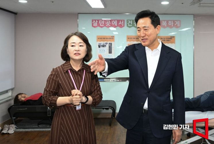 오세훈 서울시장이 21일 서울 관악구 관악건강돌봄이음센터에서 열린 서울시 통합돌봄 관계자 현장 간담회에 앞서 시설을 둘러보고 있다. 2026.10.21 김현민 기자