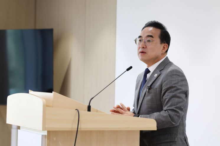 박홍근 기획예산처 장관이 21일 오후 정부세종청사 5동 기획예산처 기자실을 방문해 기자들과 질의응답을 하고 있다. 기획처